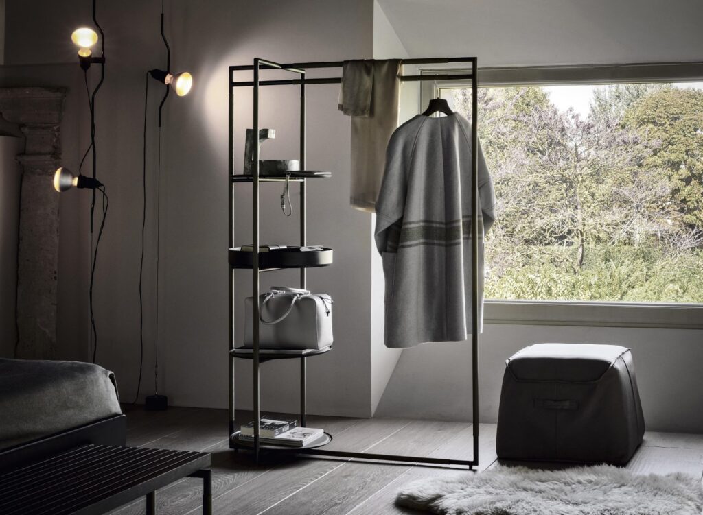 Frag-Bak-Valet-Stand-02