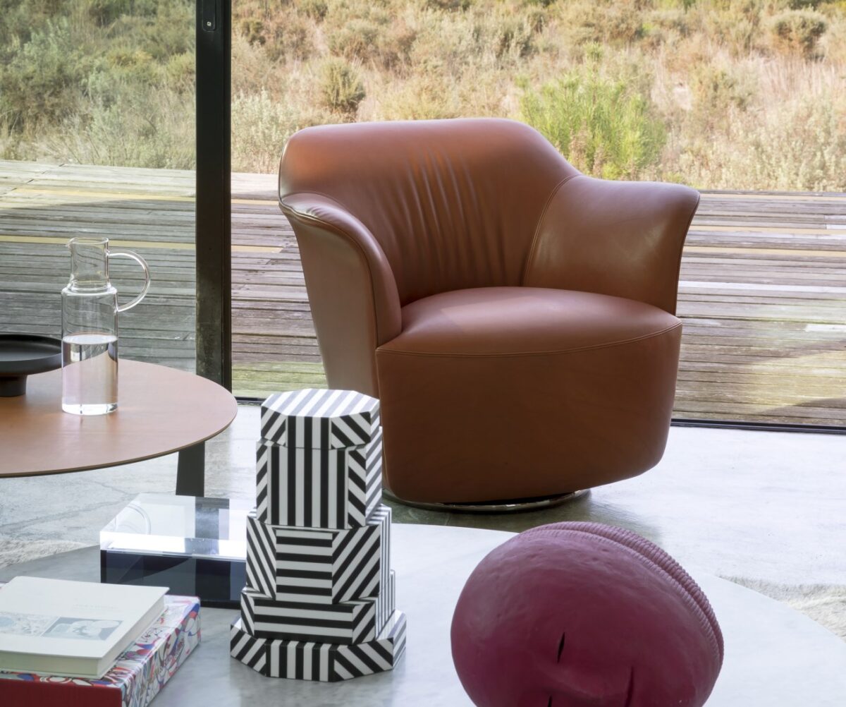 Poltrona Frau Aida Armchair 02