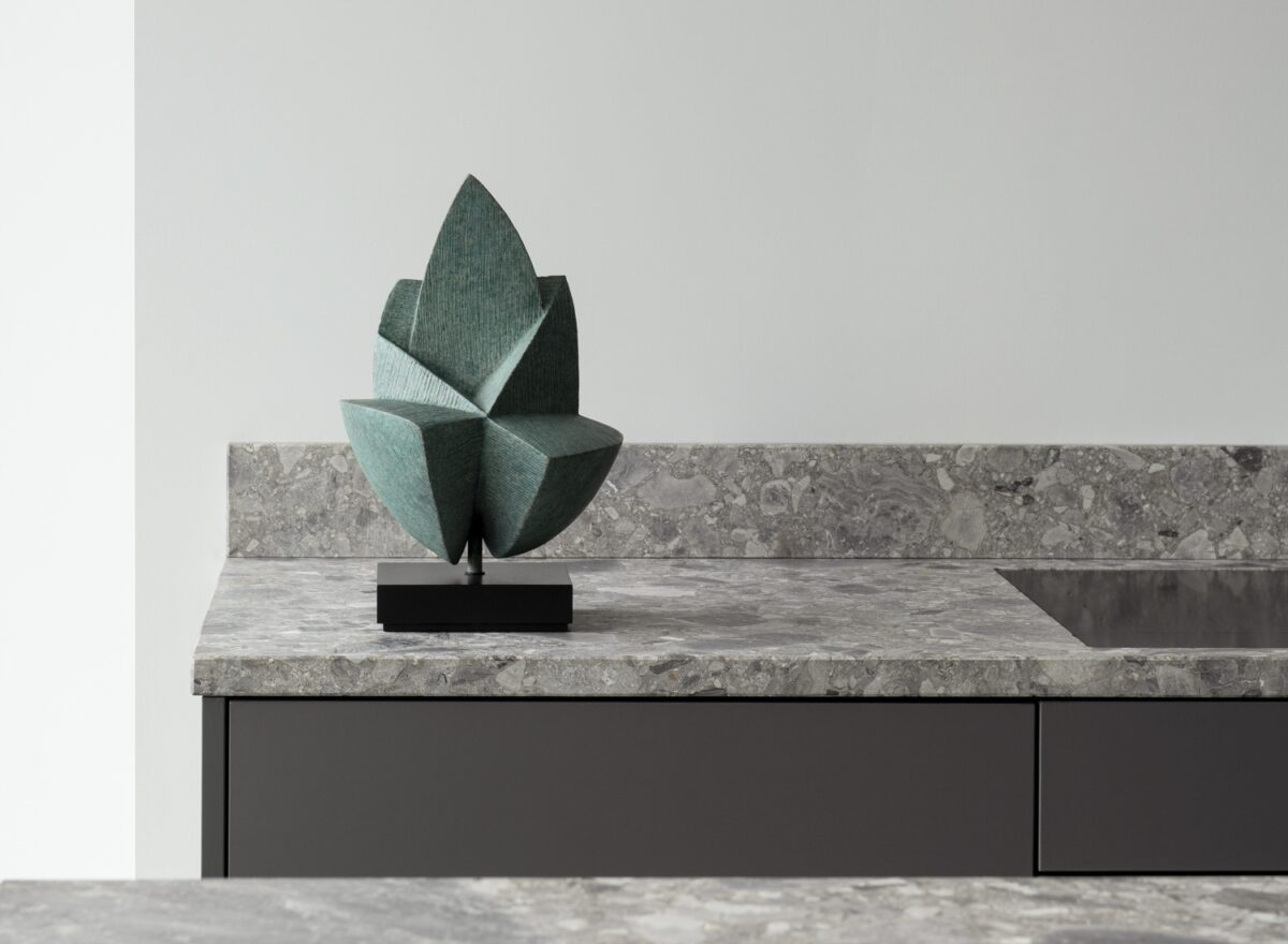 Gardeco-Musing-SS-Bronze-Sculpture-02