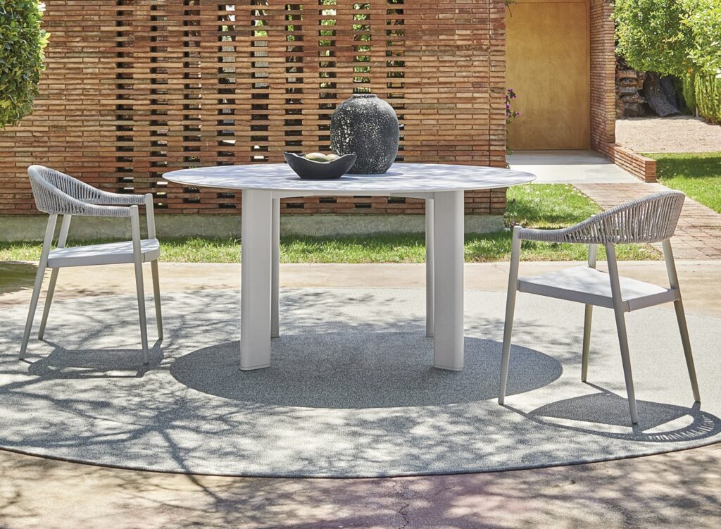 Varaschin Plinto Round Outdoor Dining Table 01