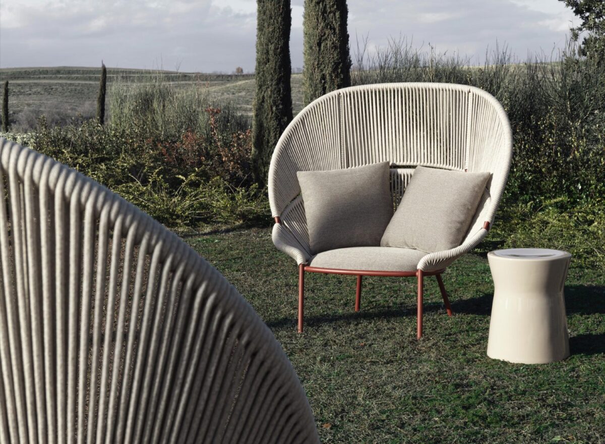 Molteni C Outdoor Petalo High Back Armchair LIFESTYLE 01