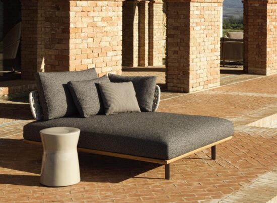 Molteni-C-Outdoor-Sway-Daybed-LIFESTYLE-01
