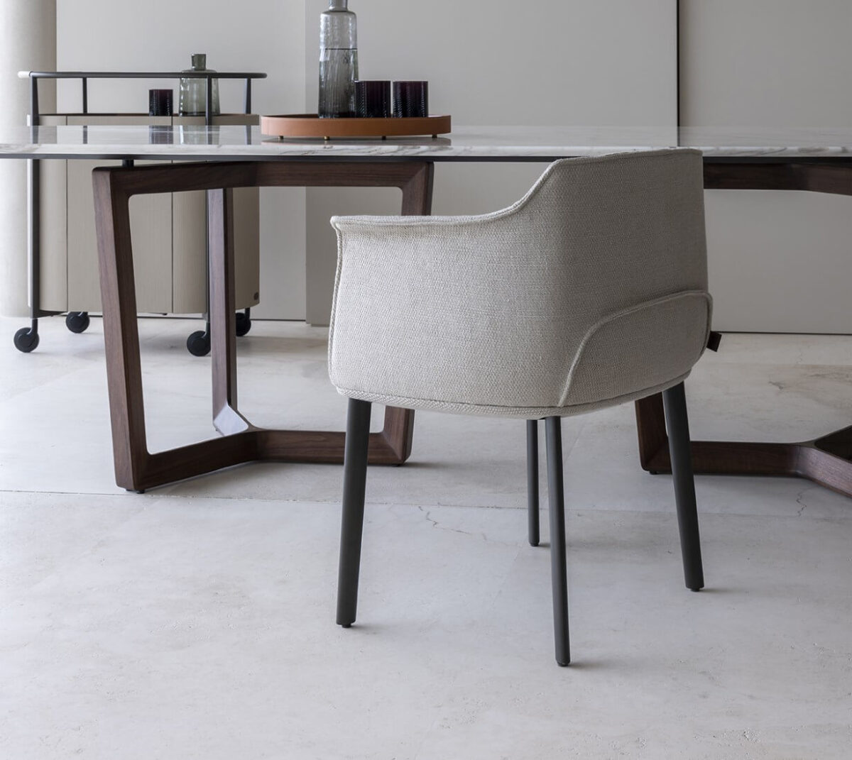 Poltrona Frau Archibald Armchair Metal Legs LIFESTYLE 002