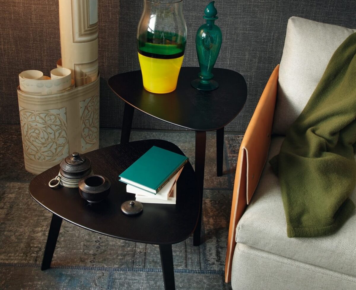 Poltrona Frau Fiorile Triangular Side Table LIFESTYLE 001