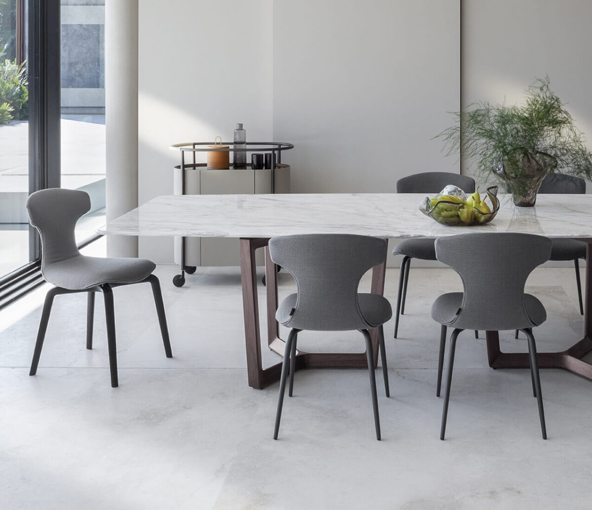 Poltrona Frau Montera Mas Metal Leg Dining Chair LIFESTYLE 002
