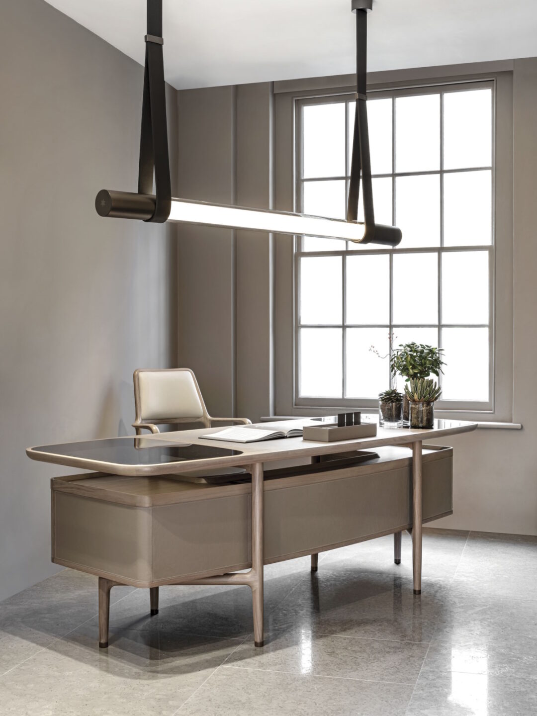 Executive-desks-focus-on-journal-0115