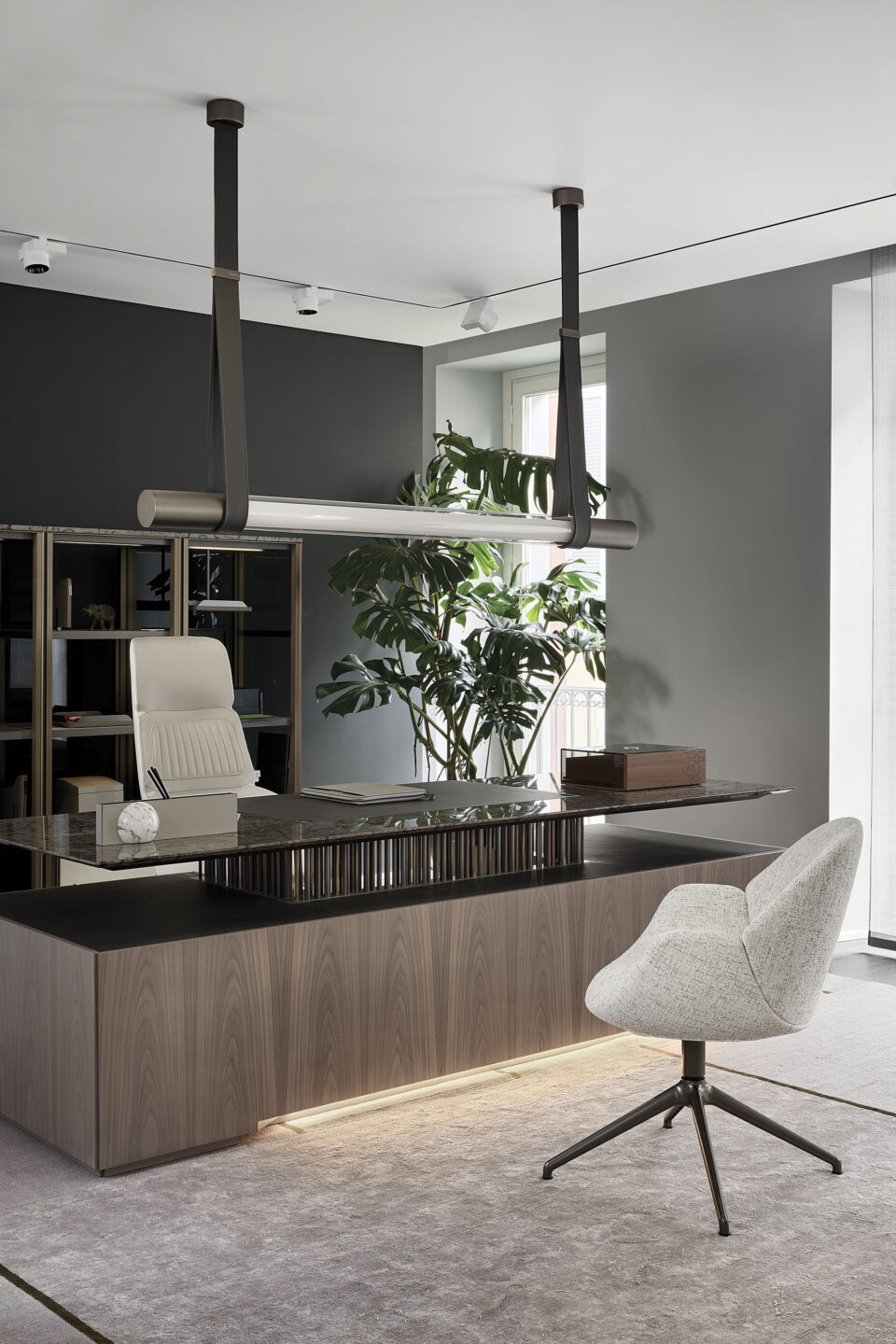 Executive-desks-focus-on-journal-08
