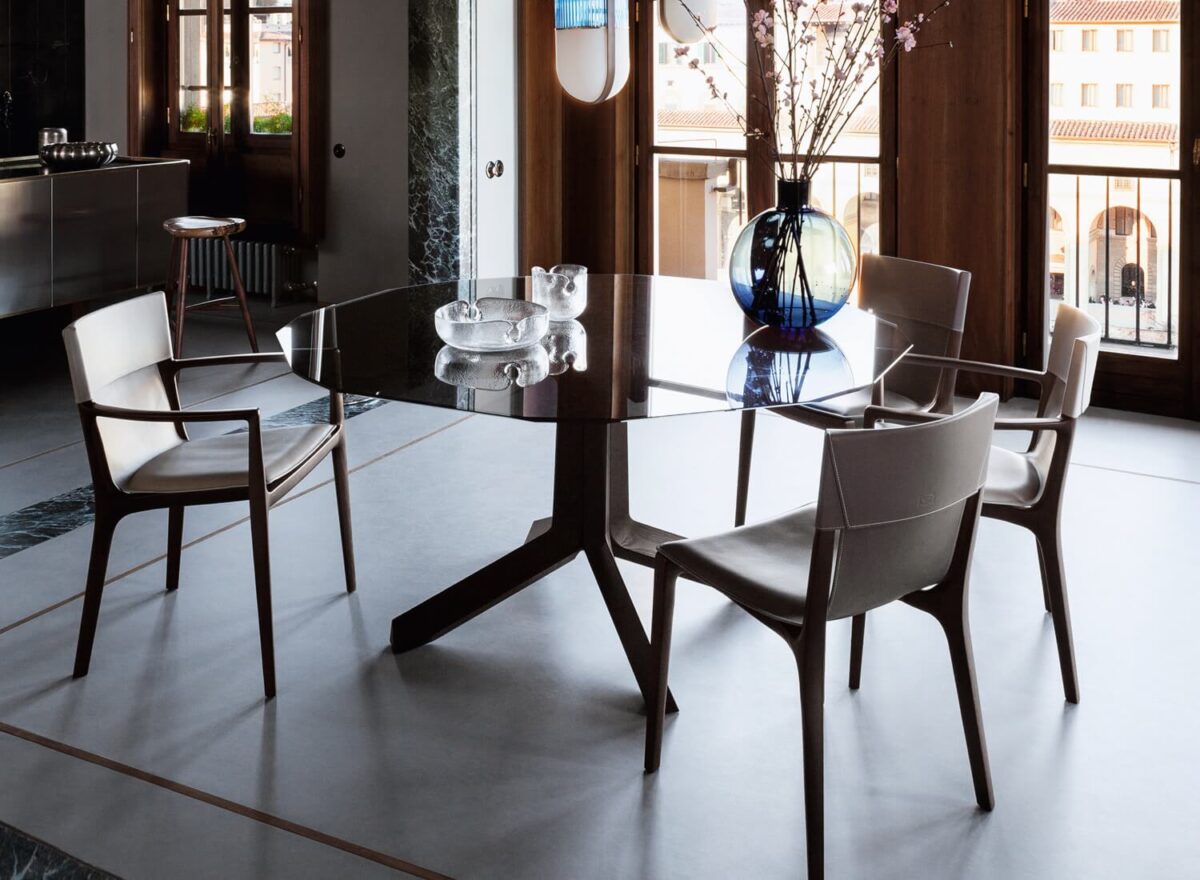 Poltrona Frau Othello Round Glass Dining Table LIFESTYLE 001