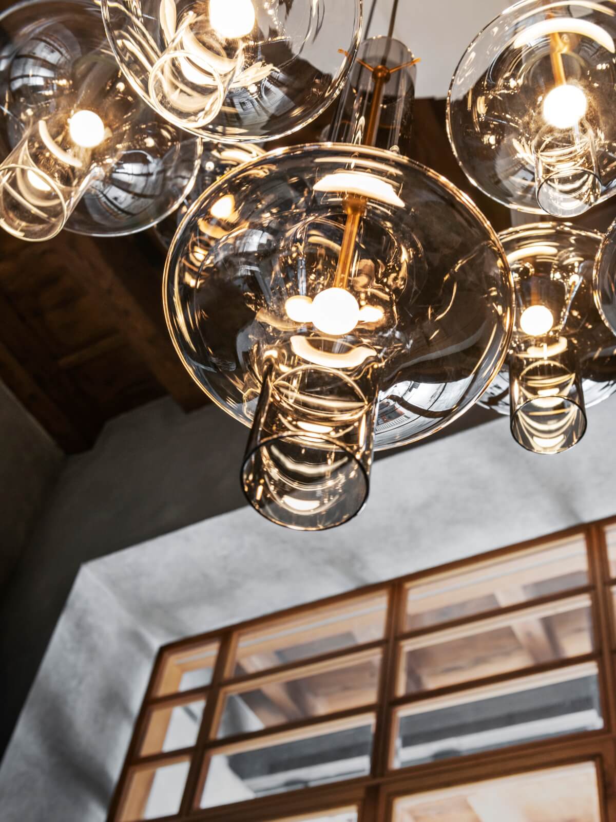 Hand-Forged-Metal-and-Crystal-in-Luxury-Lighting-BODY-05