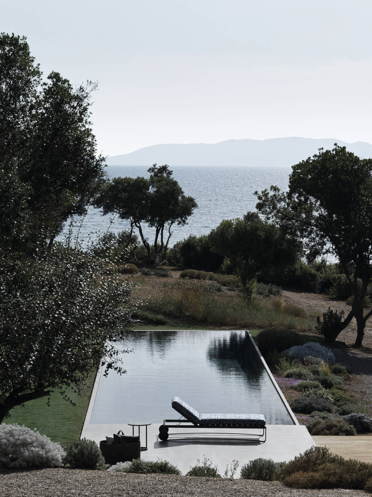 Outdoor-Furniture-Refined-Living-BODY-05