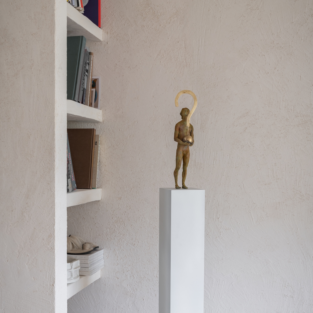 Gardeco Thought I The Question Sculpture GND GA326 LIFESTYLE S 01