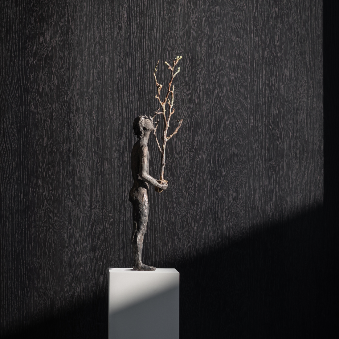 Gardeco Thought III The Tree Bronze Sculpture GND GA328 LIFESTYLE S 01