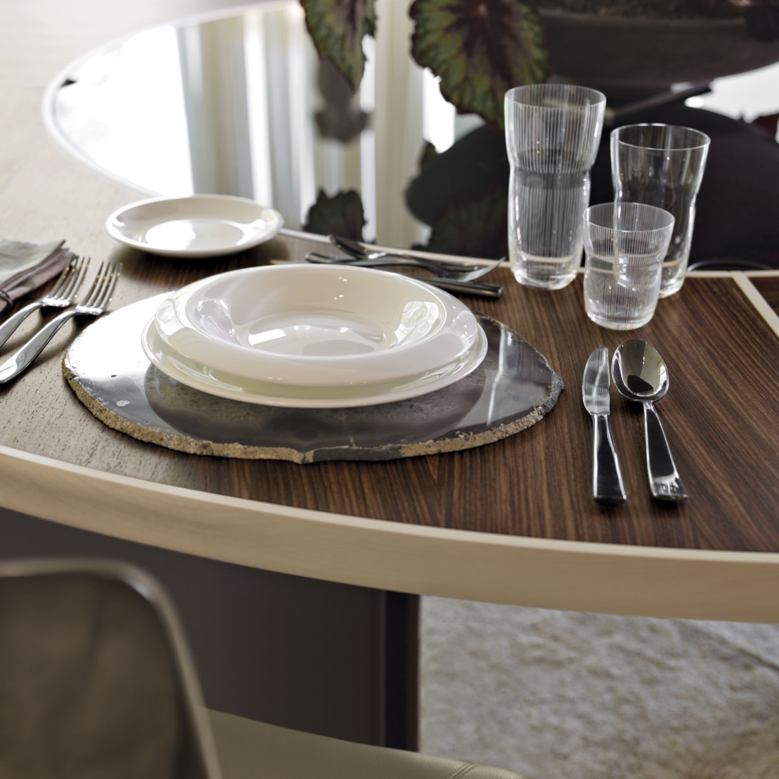 Giorgetti Gordon Oval Dining Table 2 LIFESTYLE 02