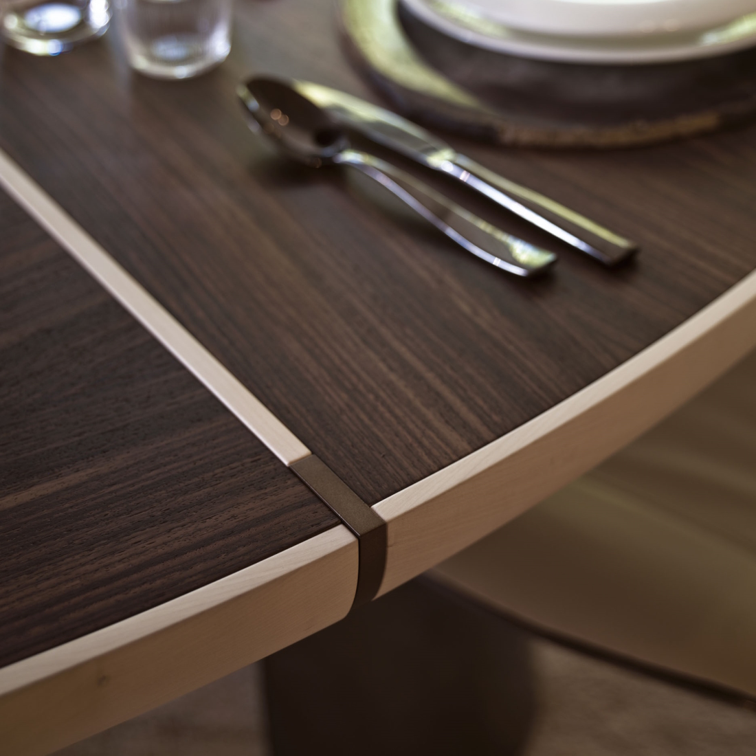 Giorgetti Gordon Oval Dining Table 2 LIFESTYLE 04