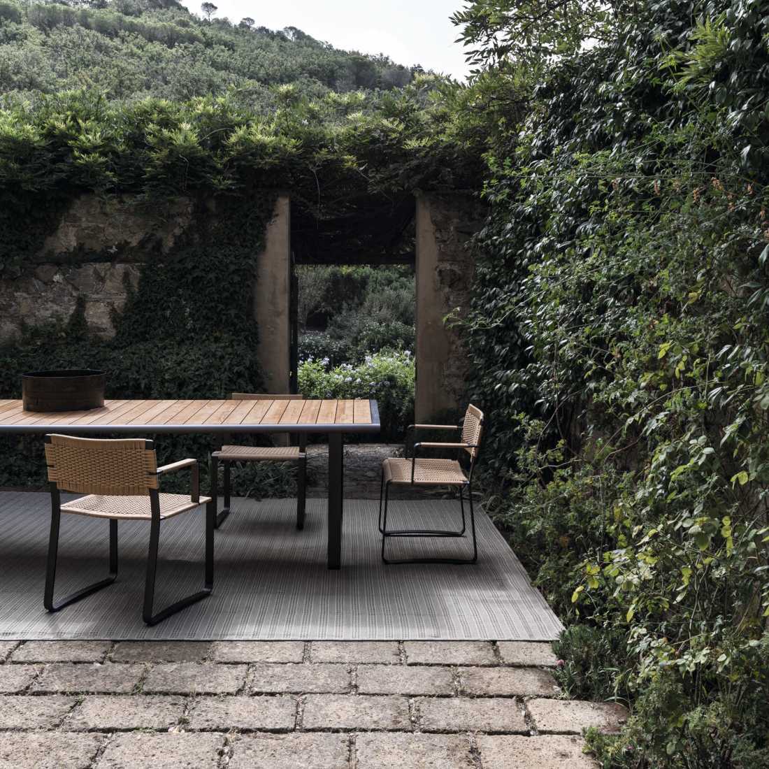 Molteni C Green Point Outdoor Dining Armchair LIFESTYLE S 01