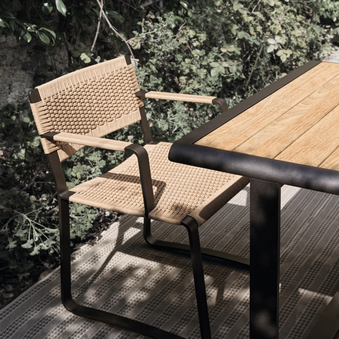 Molteni C Green Point Outdoor Dining Armchair LIFESTYLE S 03