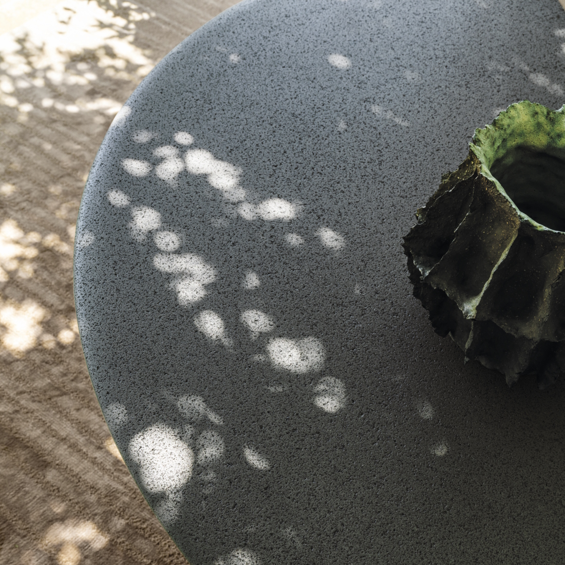 Molteni C Outdoor Arc Dining Table LIFESTYLE S 02