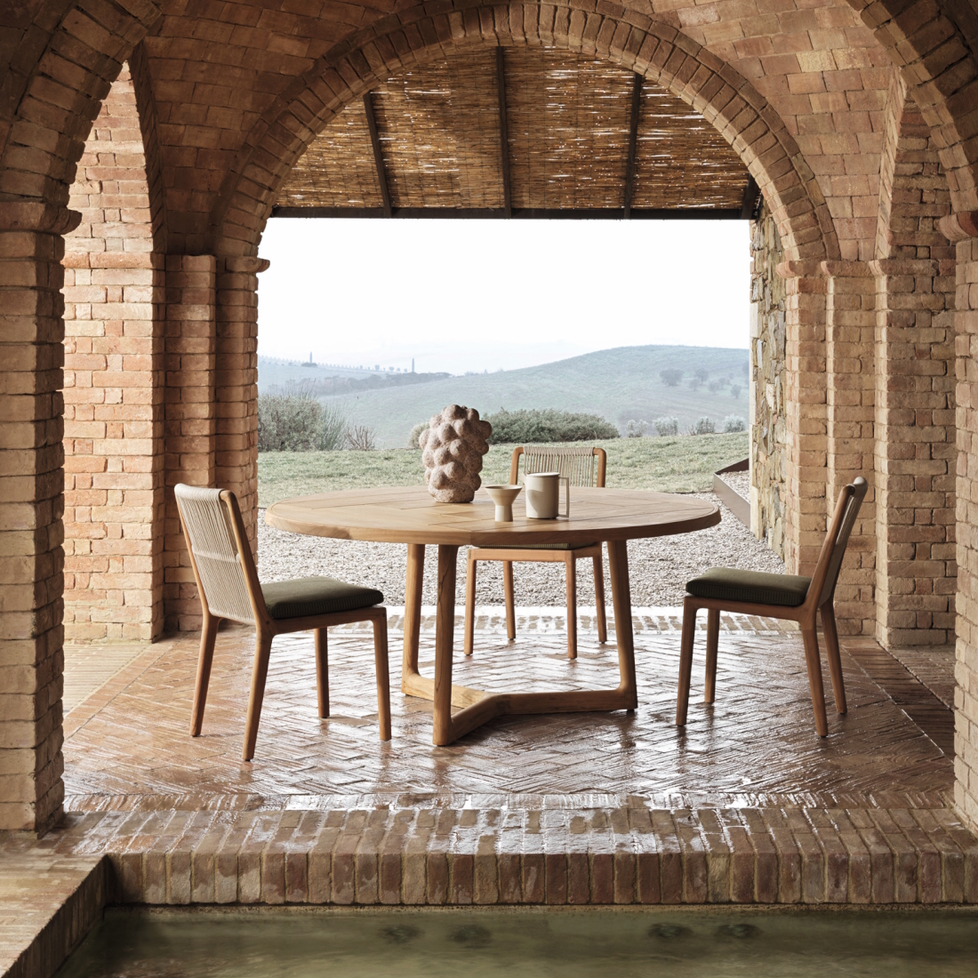 Molteni C Outdoor Fairmount Round Dining Table LIFESTYLE S 01