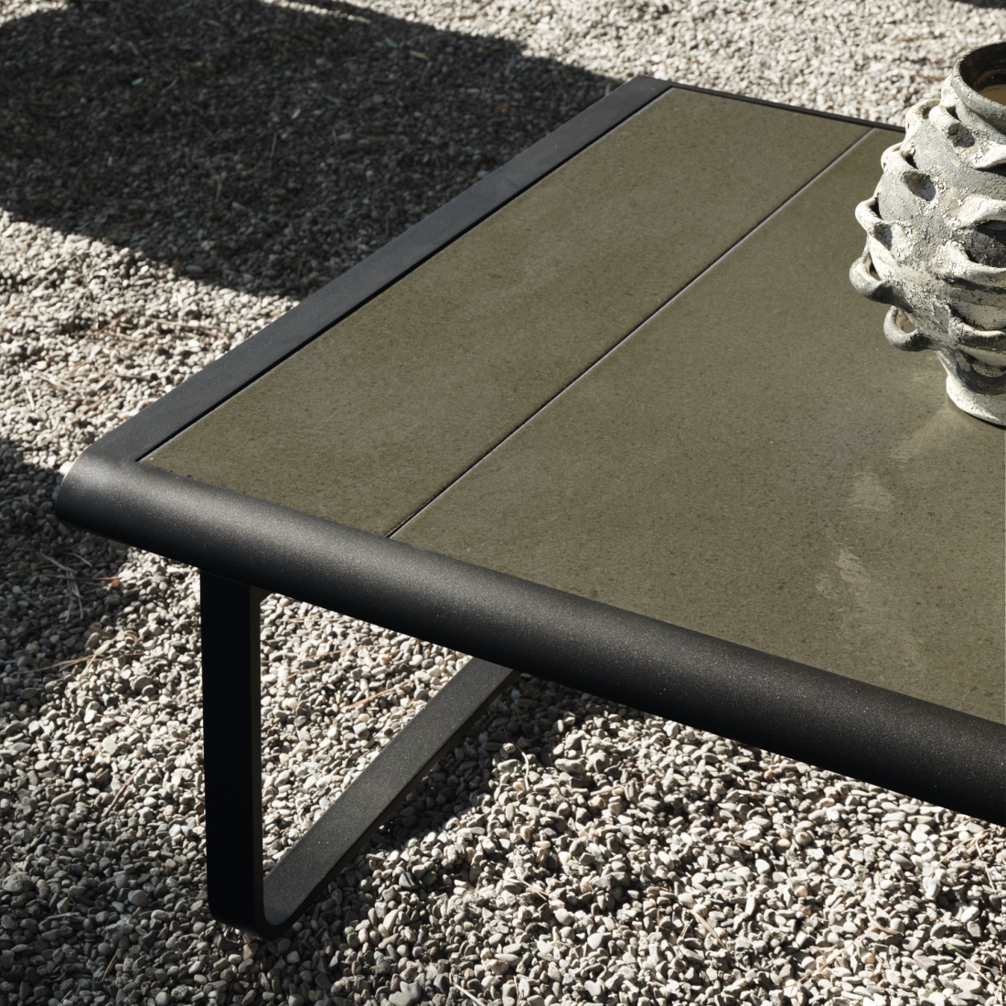 Molteni C Outdoor Furniture Phoenix Coffee Table LIFESTYLE S 02