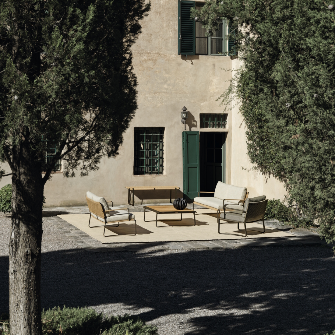 Molteni C Outdoor Furniture Phoenix Teak Coffee Table LIFESTYLE S 01