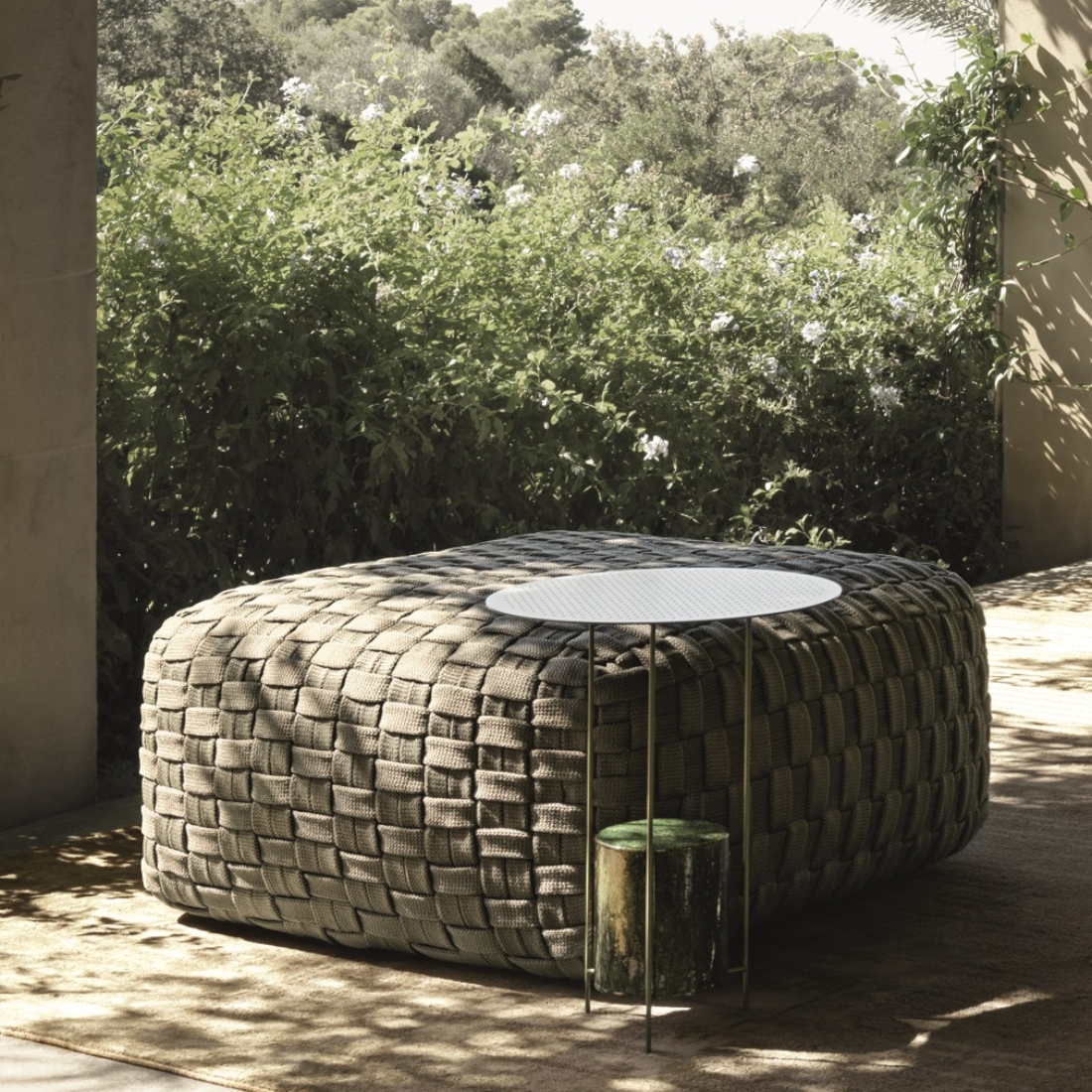 Molteni C Outdoor Panna Cotta Side Table LIFESTYLE S 01