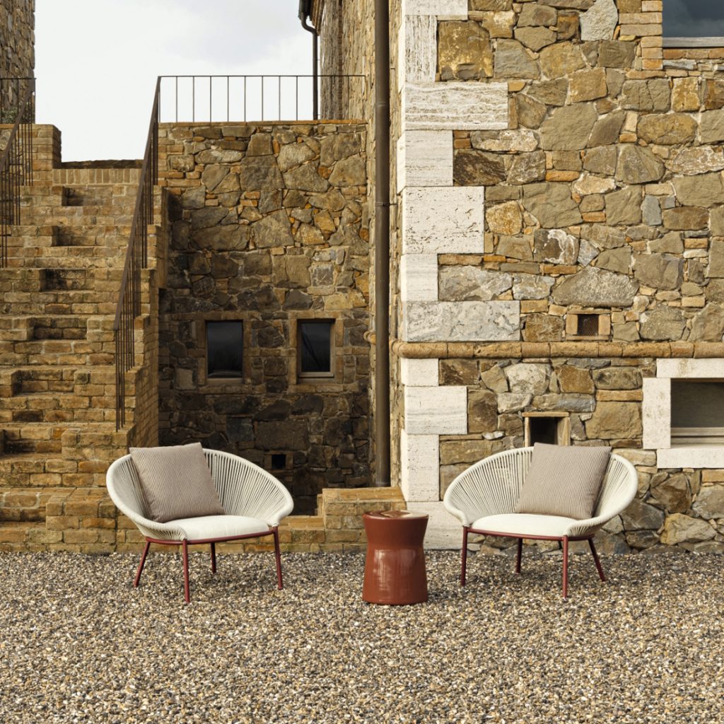 Molteni C Outdoor Petalo Armchair LIFESTYLE S 01