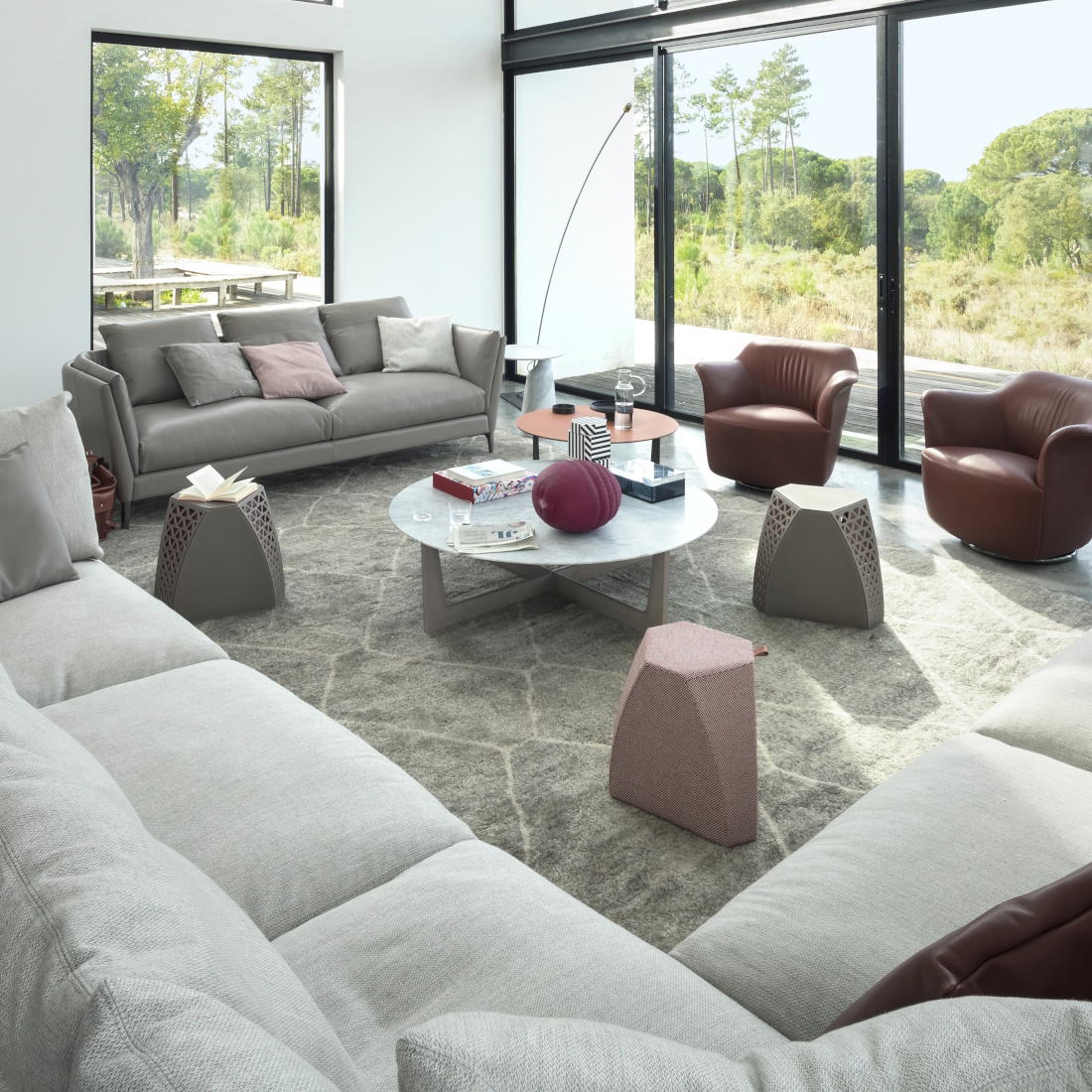 Poltrona Frau Aida Armchair LIFESTYLE S 01