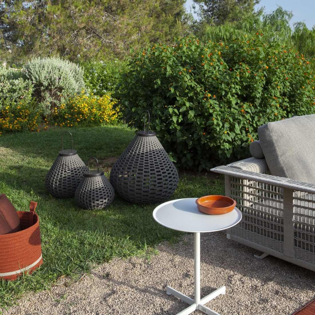 Poltrona Frau Bob Outdoor Side Table LIFESTYLE S 01