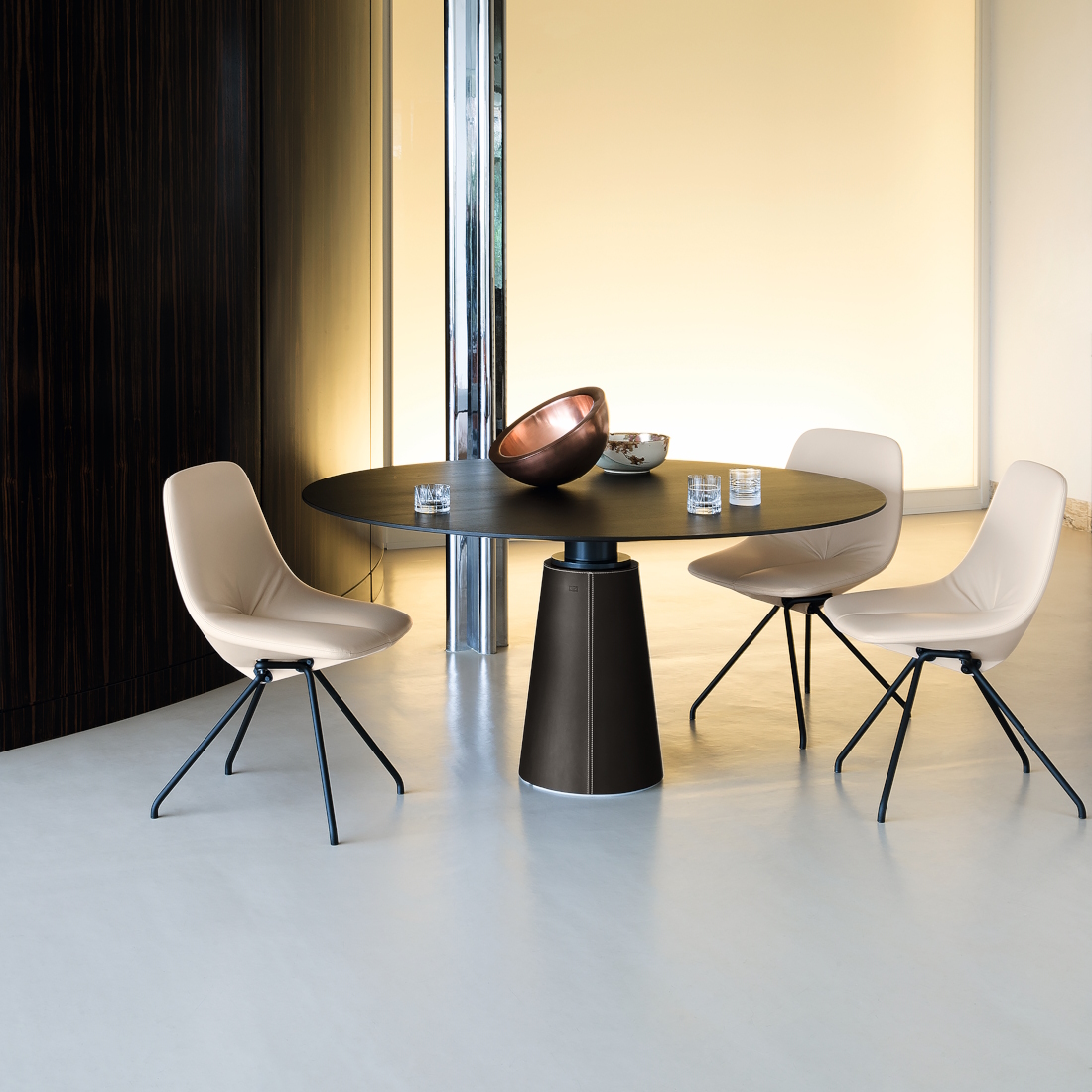 Poltrona Frau DU 30 Dining Chair LIFESTYLE S 01