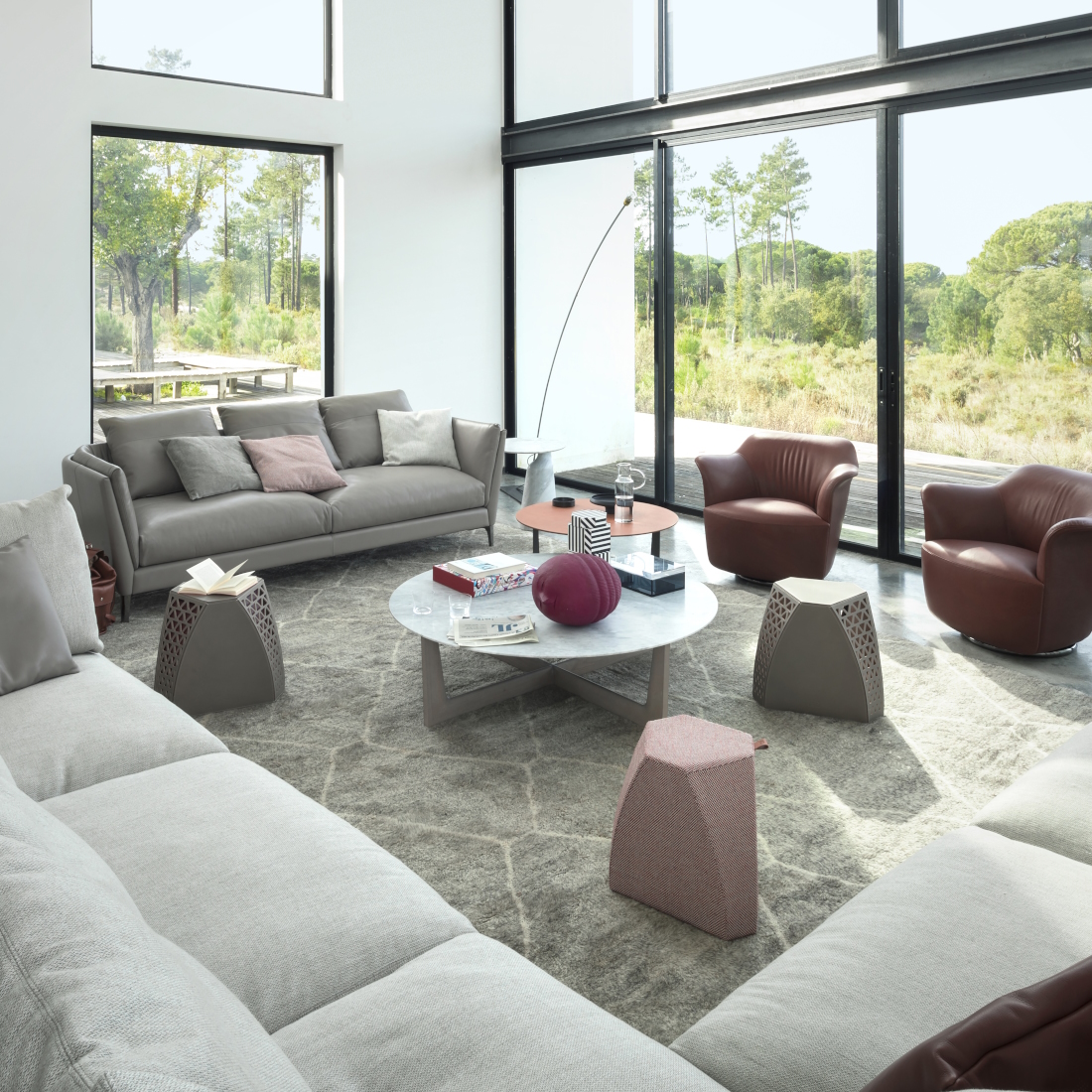 Poltrona Frau Ilary Round Coffee Table LIFESTYLE S 01