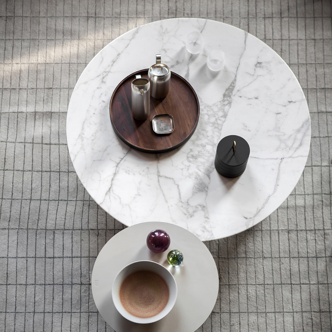 Poltrona Frau Ilary Round Coffee Table LIFESTYLE S 02