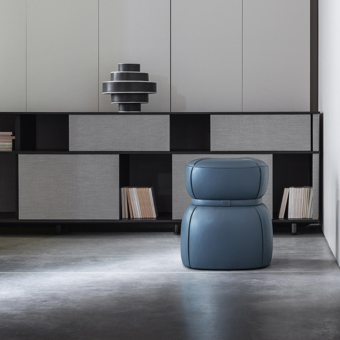 Poltrona Frau Lepli Stool Leather LIFESTYLE S 01