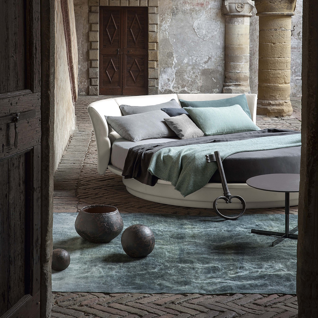 Poltrona Frau Lullaby Due Round Bed LIFESTYLE S 01