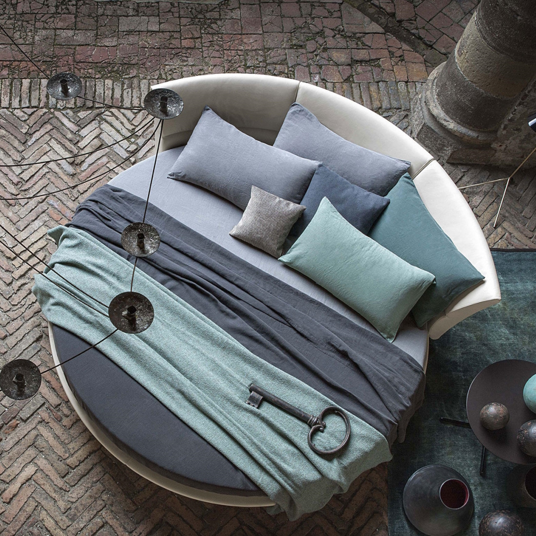 Poltrona Frau Lullaby Due Round Bed LIFESTYLE S 02