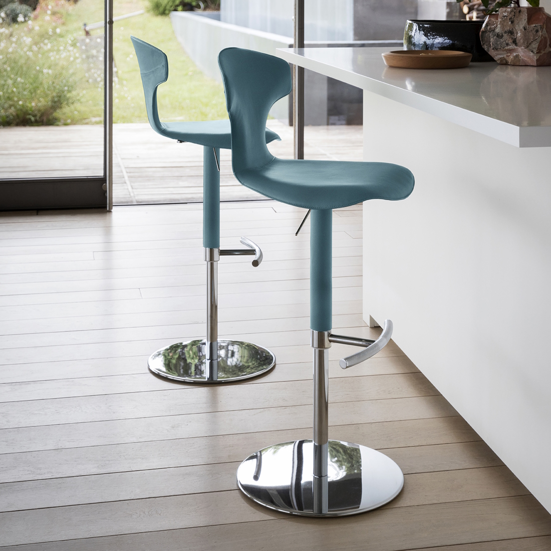 Poltrona Frau Montera Bar Stool Column Base LIFESTYLE S 02