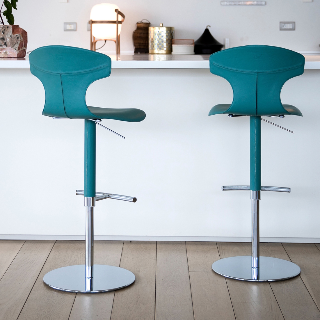 Poltrona Frau Montera Bar Stool Column Base LIFESTYLE S 03