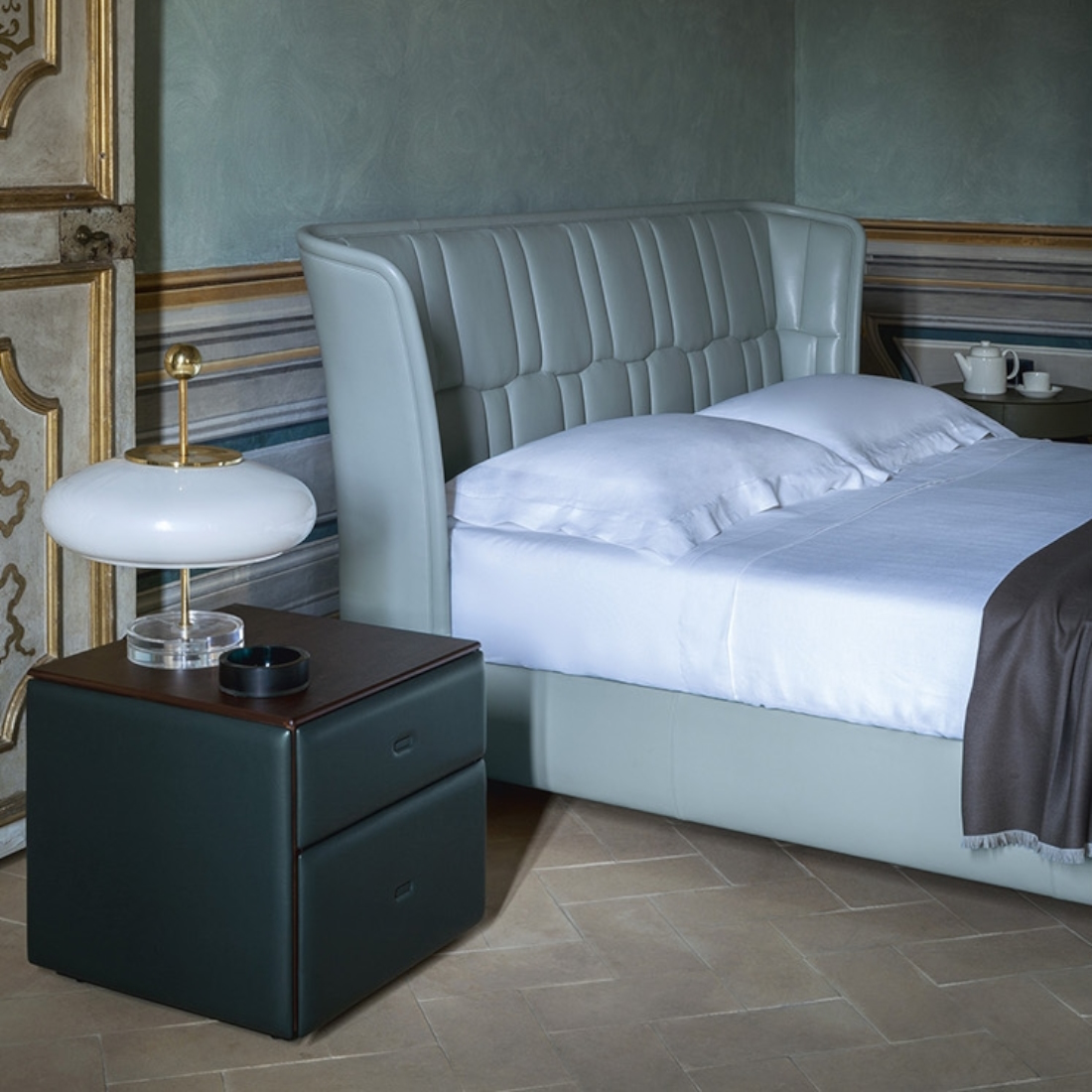 Poltrona Frau Moondance Night Table LIFESTYLE S 01