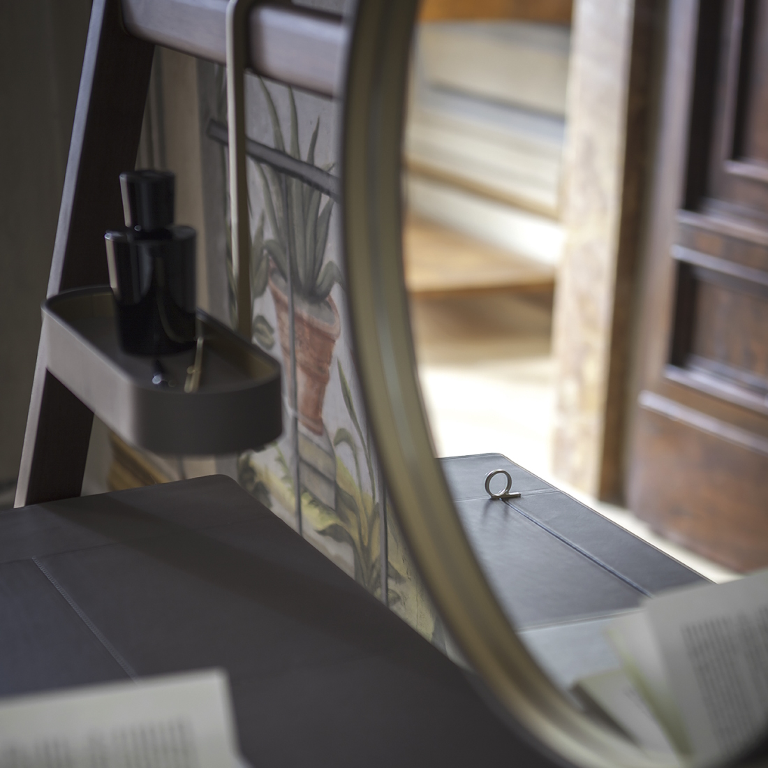 Poltrona Frau Ren Dressing Table LIFESTYLE S 02