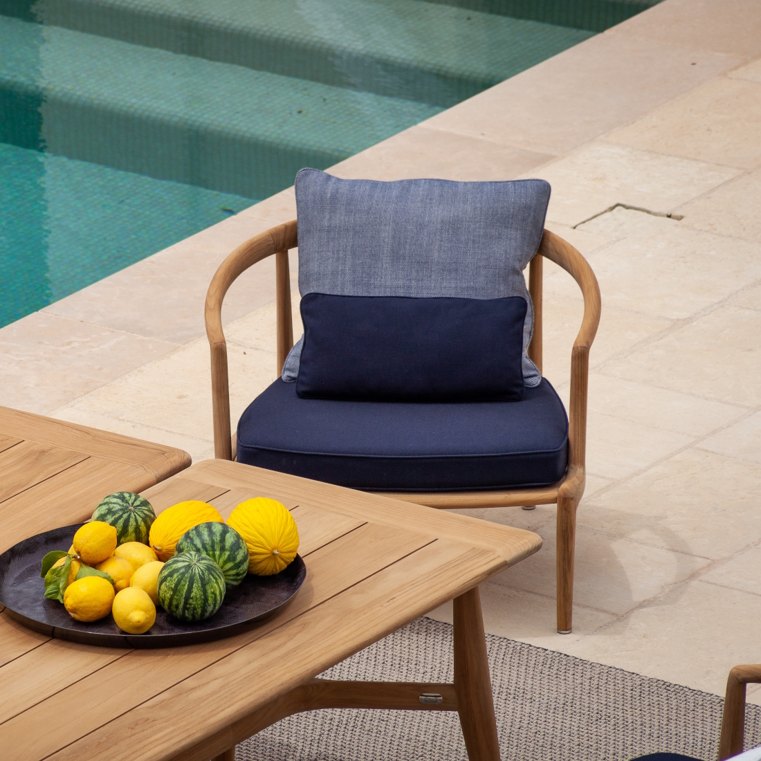 Poltrona Frau The Secret Garden Outdoor Armchair LIFESTYLE S 01