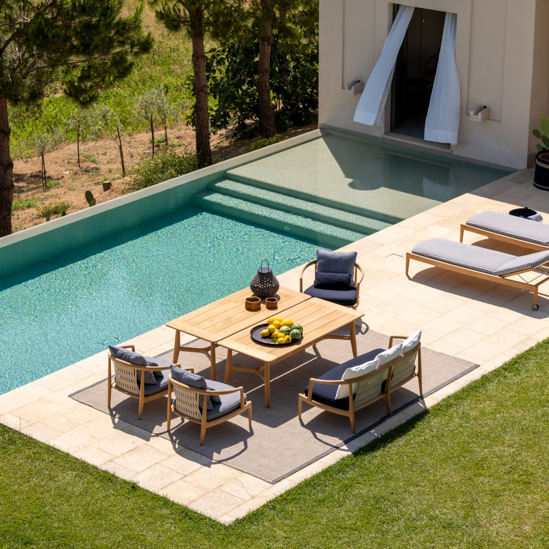 Poltrona Frau The Secret Garden Outdoor Low Dining Table LIFESTYLE S 01