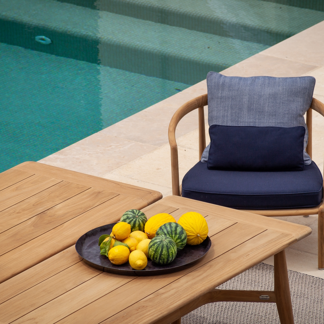 Poltrona Frau The Secret Garden Outdoor Low Dining Table LIFESTYLE S 02