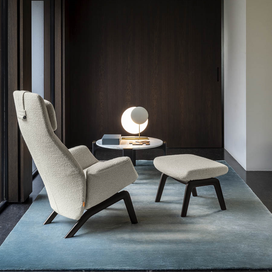 Poltrona Frau downtown lounge armchair Wooden Base LIFESTYLE S 01