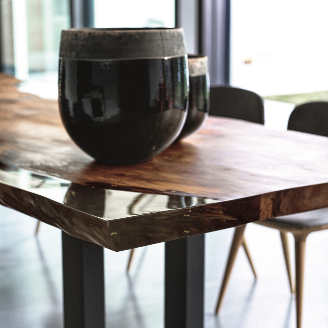 Riva1920 Auckland Kauri Wood Table LIFESTYLE S 02