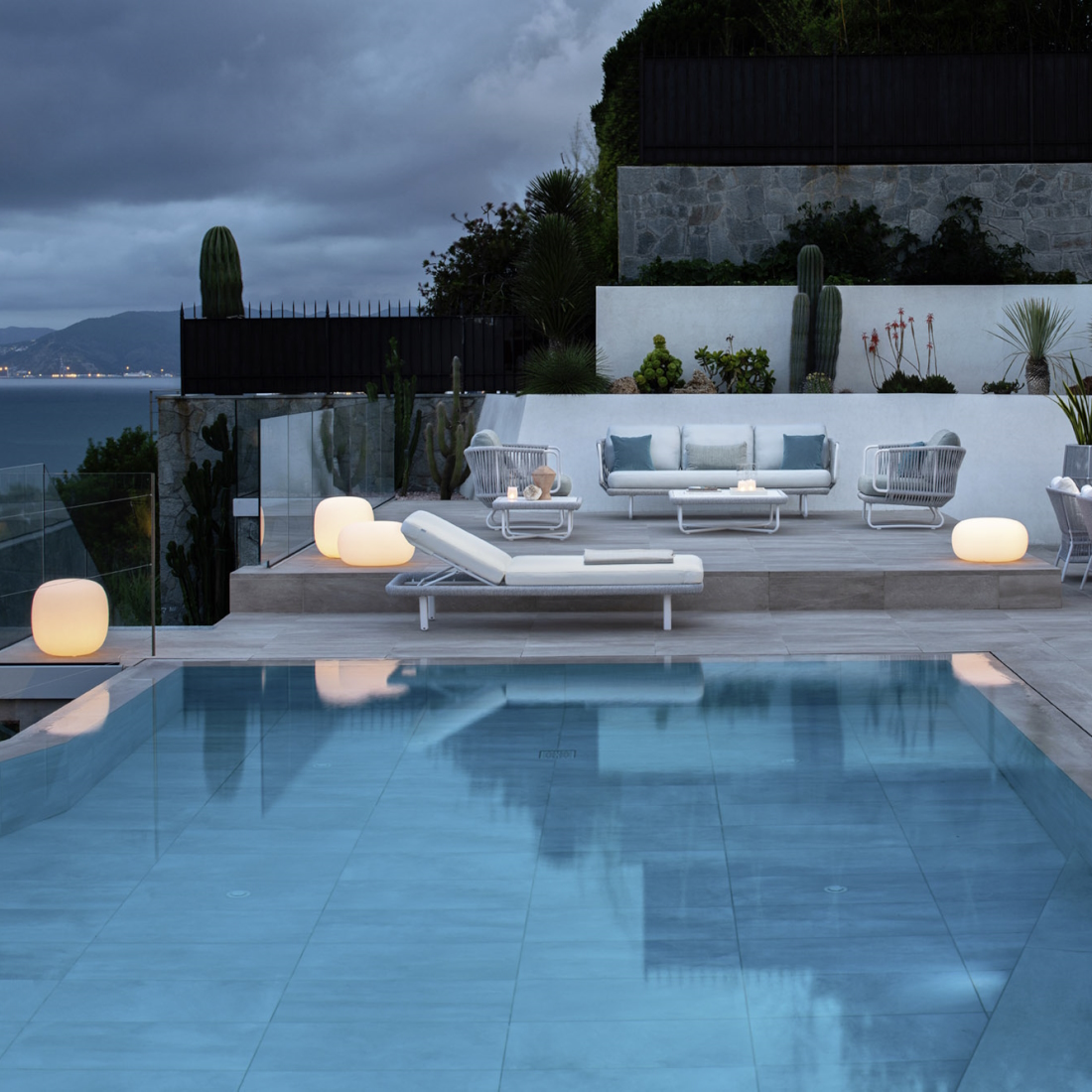 Varaschin Babylon Sunlounger White LIFESTYLE S 01