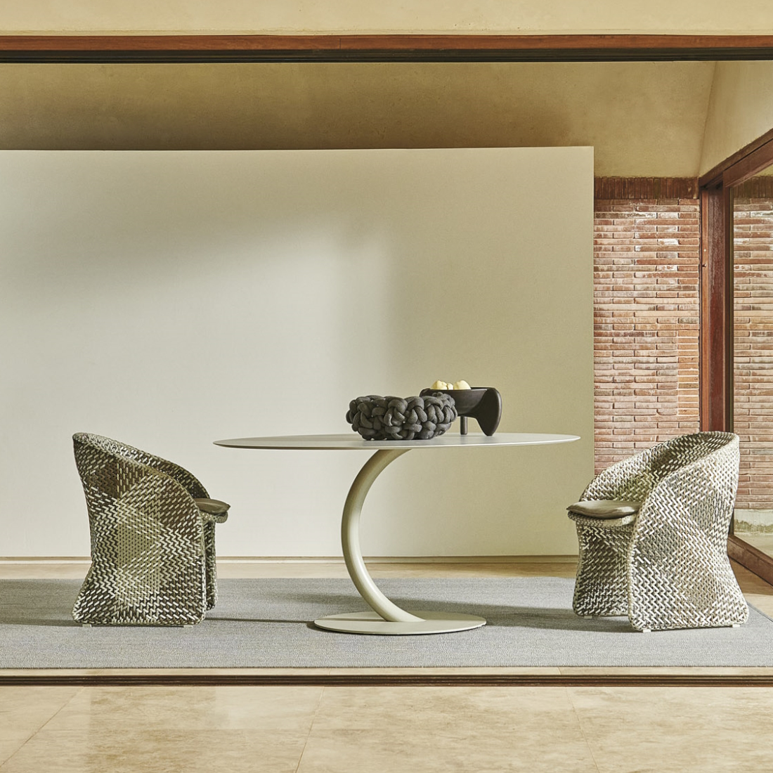 Varaschin Flexion ROund Outdoor Dining Table LIFESTYLE S 01