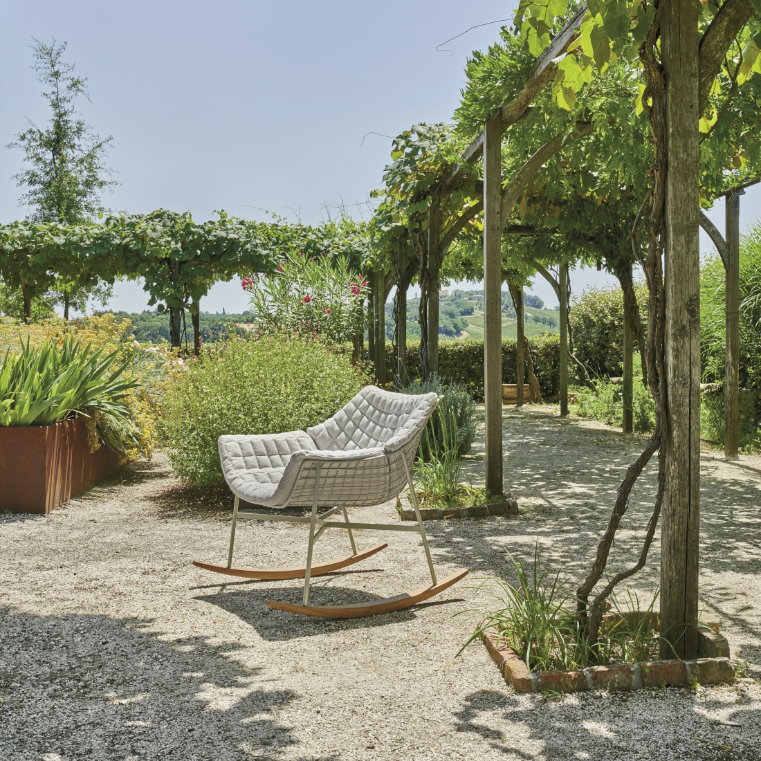 Varaschin Summer Set Rocking Armchair Outdoor LIFESTYLE S 01